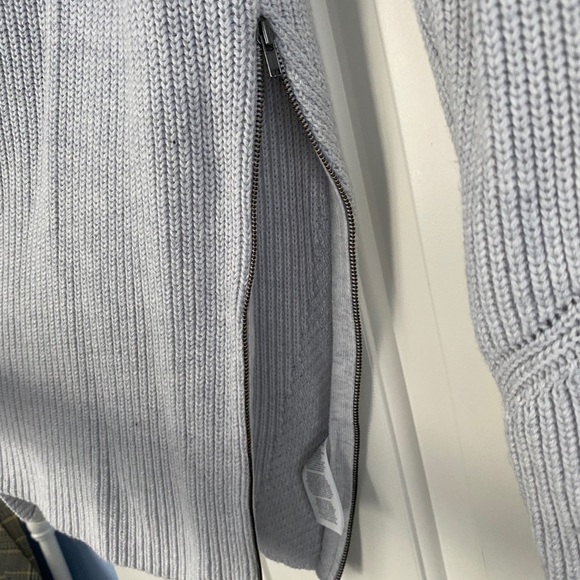 Cabi Cloud Gray DEEP V PULLOVER Ribbed Asymmetrical Side Zip Tunic Sweater M - Picture 5 of 9